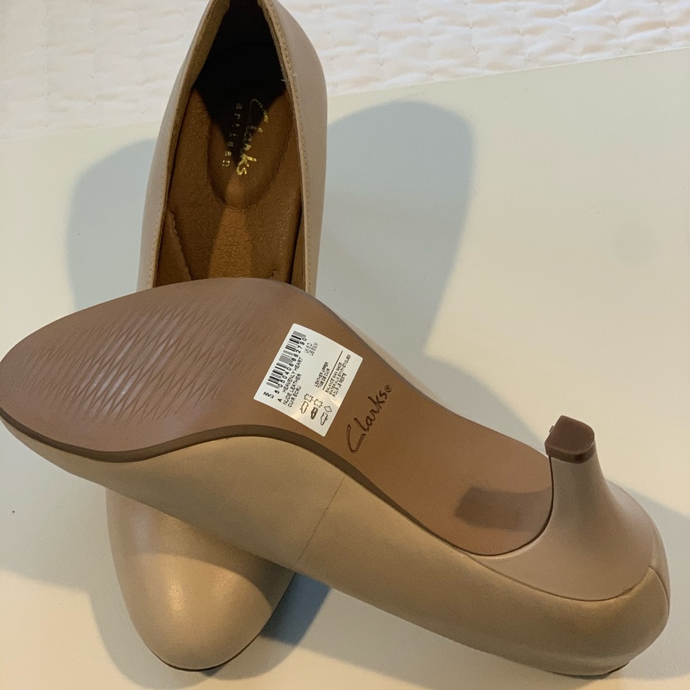 NEW Clark Nude Leather kitten heel